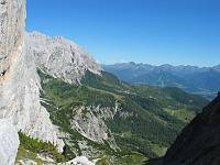 Blick vom Tor zur Talstation Dachsteinseilbahn